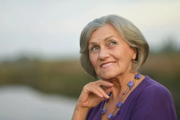 Yaşlı kadının yanına Gölü — Stok fotoğraf