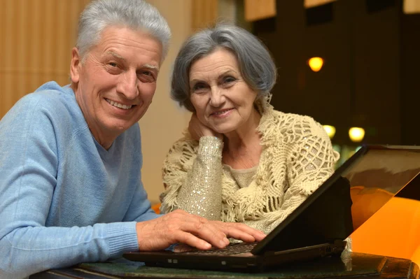 Casal sênior feliz com laptop — Fotografia de Stock