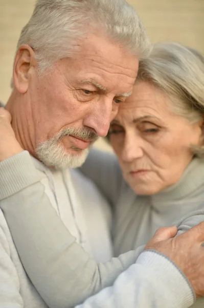 Äldre par nära vägg — Stockfoto