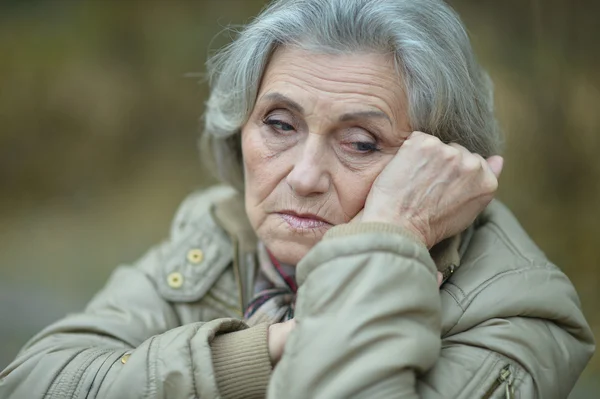 Güzel üzgün yaşlı kadın — Stok fotoğraf