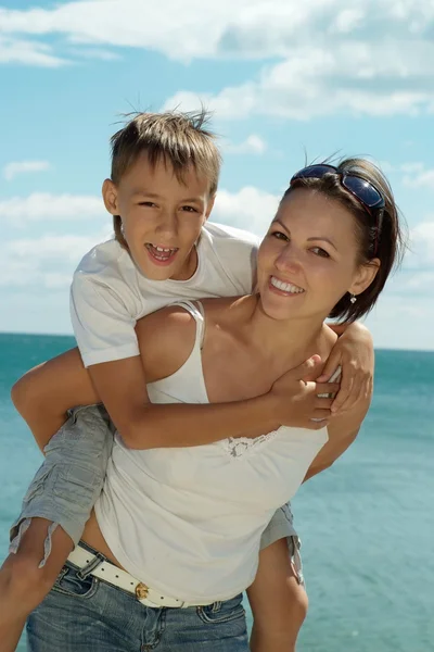 Madre e figlio e mare — Foto Stock