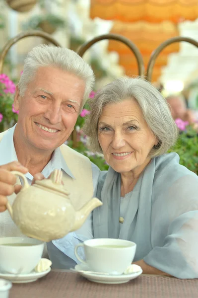 Couple âgé buvant du thé — Photo