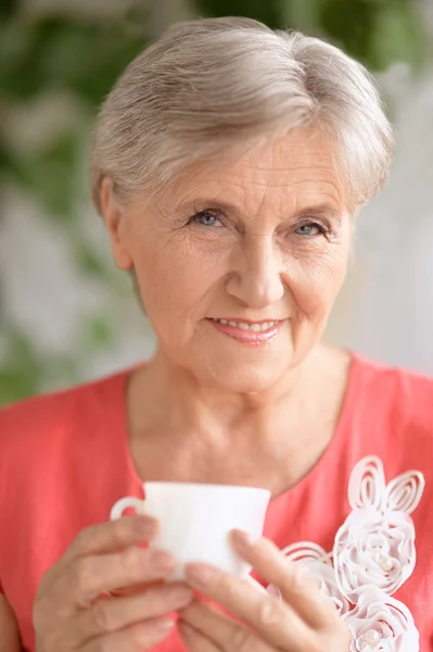 Seniorin mit Pokal — Stockfoto