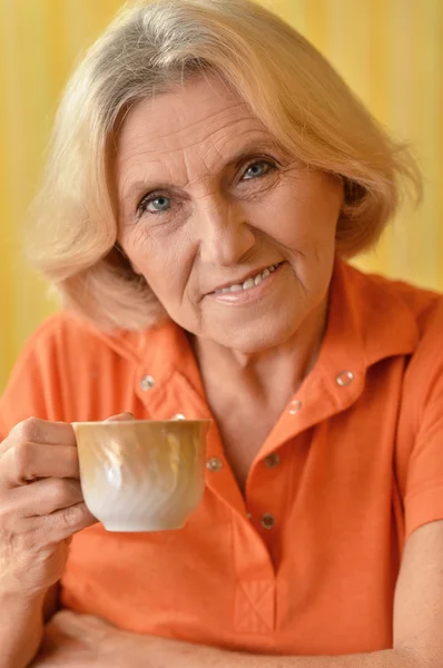 Starszy kobieta z Pucharu — Zdjęcie stockowe