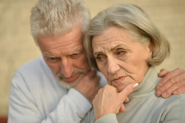 Mature couple near wall — Stock Photo, Image