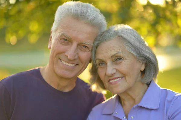 Ouder paar in zomer park — Stockfoto