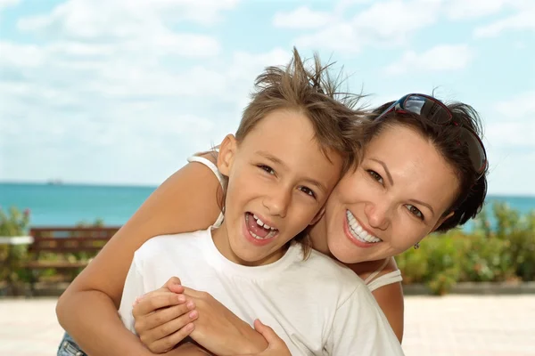 Mãe e criança e mar — Fotografia de Stock