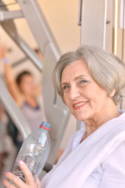 Starší žena, cvičení v tělocvičně — Stock fotografie