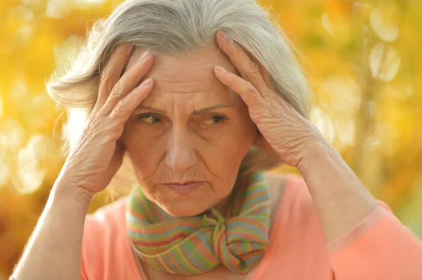 Bella vecchia triste — Foto Stock