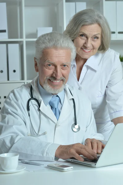 Médicos senior con portátil —  Fotos de Stock