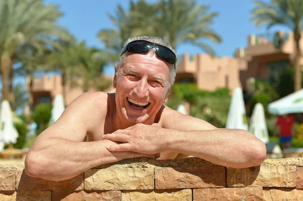 Senior homem na piscina — Fotografia de Stock