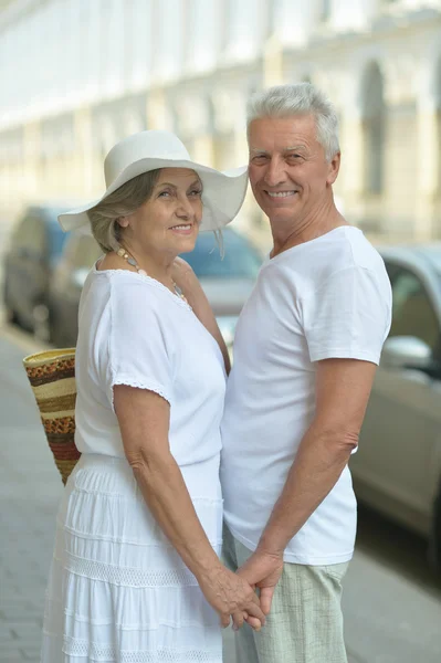 Äldre par i stan — Stockfoto