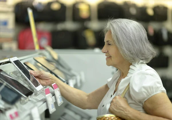 Donna nel centro commerciale — Foto Stock