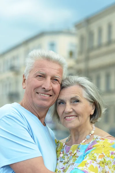 Ältere Paare in der Stadt — Stockfoto