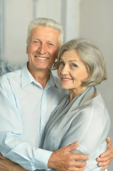 Пожилая пара в винтажном интерьере — стоковое фото