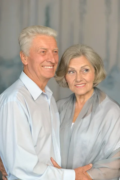 Ηλικιωμένο ζευγάρι στο εκλεκτής ποιότητας εσωτερικό — Φωτογραφία Αρχείου