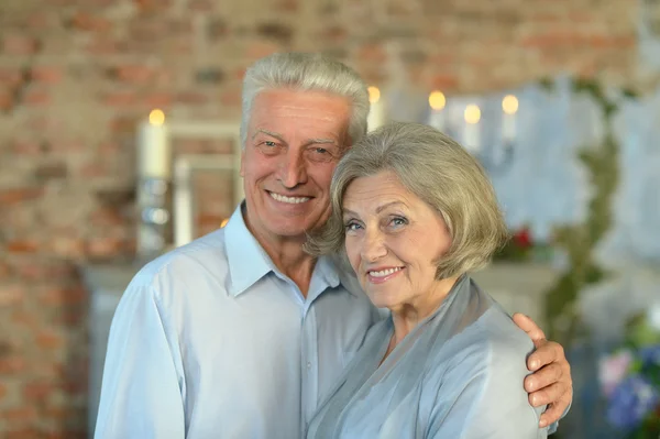 Älteres Ehepaar im Vintage-Interieur — Stockfoto