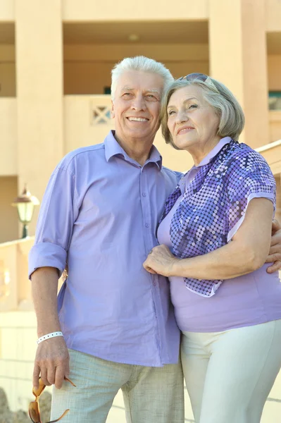 Casal sénior perto do resort do hotel — Fotografia de Stock