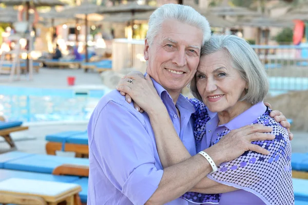 Pareja mayor cerca de piscina — Foto de Stock