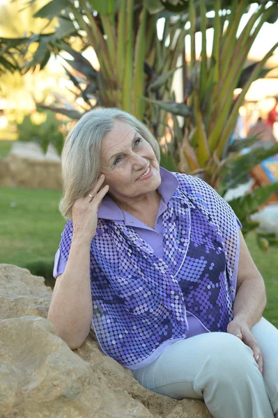 Vacker äldre kvinna utomhus — Stockfoto