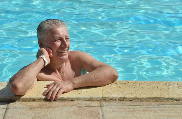 Senior dans la piscine — Photo