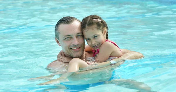 Dad and daughter relax in  pool — Stock Photo, Image