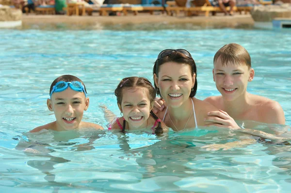 Familia divirtiéndose en piscina — Foto de Stock