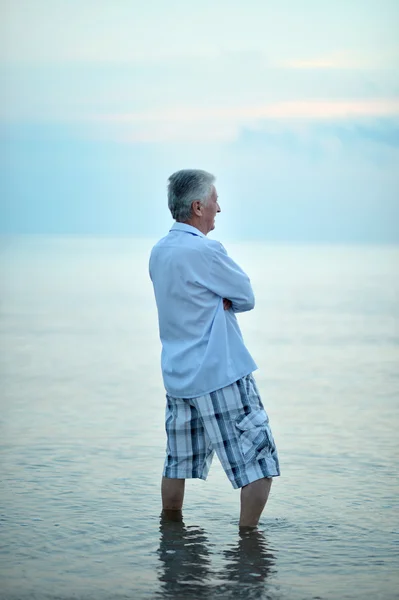 Šťastný starší muž na moři — Stock fotografie