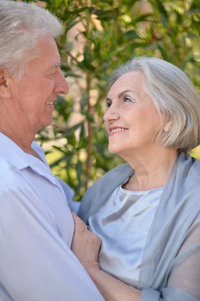 Senior paar in de buurt van hotel resort — Stockfoto