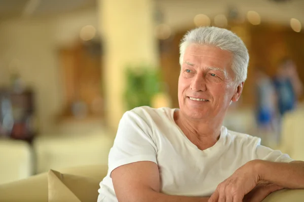 Felice uomo anziano in hotel — Foto Stock