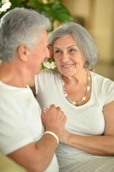 Old couple at resort vacation — Stock Photo, Image