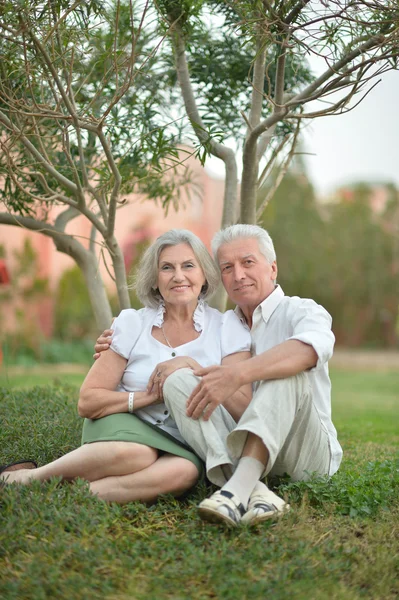 Senior paar in de buurt van hotel resort — Stockfoto