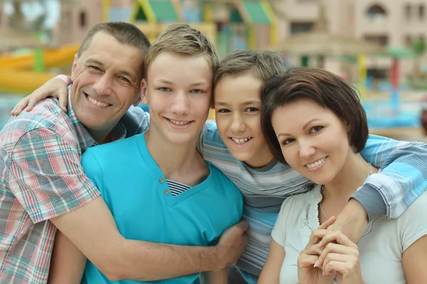 Familie im Tropenresort. — Stockfoto