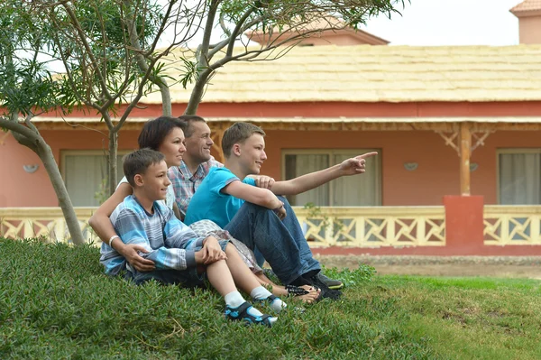 Family at tropical resort. — Stock Photo, Image