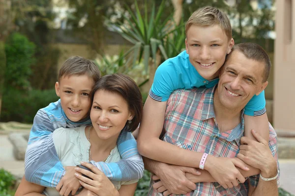 Family at tropical resort. — Stock Photo, Image