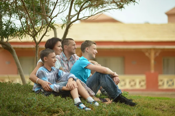 Familie in tropische resort. — Stockfoto