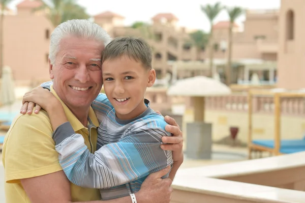 Старший чоловік з онуком на курорті — стокове фото