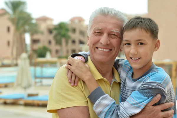 Старший чоловік з онуком на курорті — стокове фото