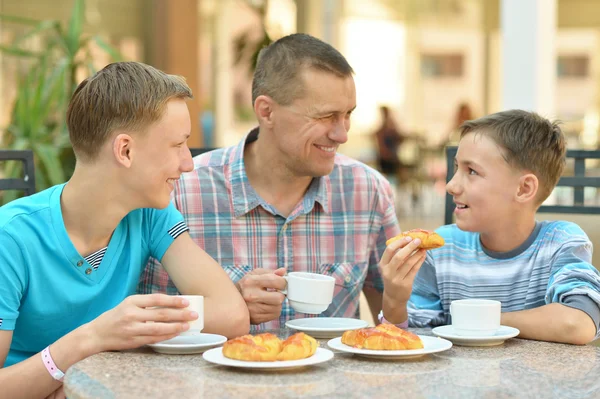 Man och två pojkar med frukost — Stockfoto
