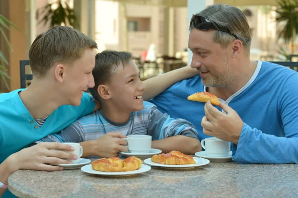 Homem e dois meninos tomando café da manhã — Fotografia de Stock