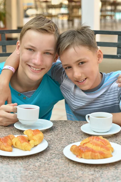 Glada barn på frukost — Stockfoto