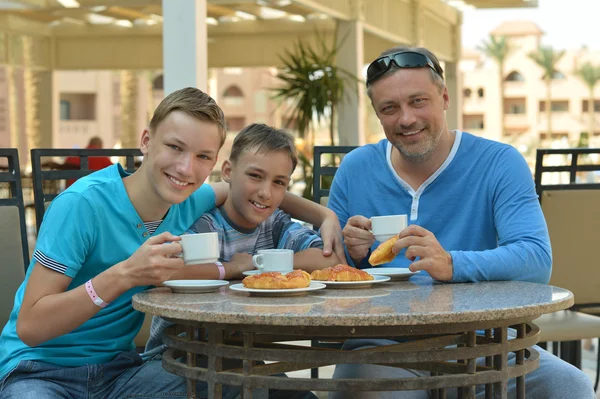 Homem e dois meninos tomando café da manhã — Fotografia de Stock