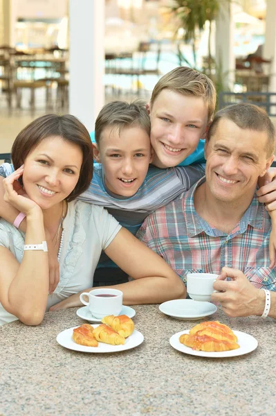 幸せな家族の朝食で — ストック写真