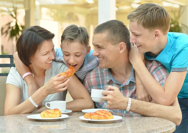Kahvaltı, mutlu bir aile — Stok fotoğraf