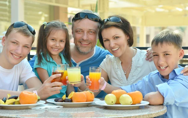 Szczęśliwa rodzina na śniadanie — Zdjęcie stockowe