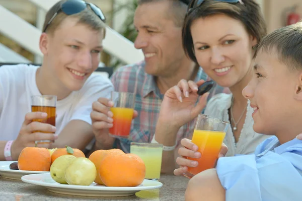 Familia feliz en el desayuno —  Fotos de Stock