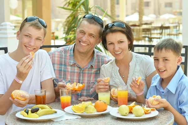 Glückliche Familie beim Frühstück — Stockfoto