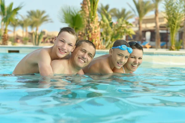 プールを持っている幸せな家族 — ストック写真