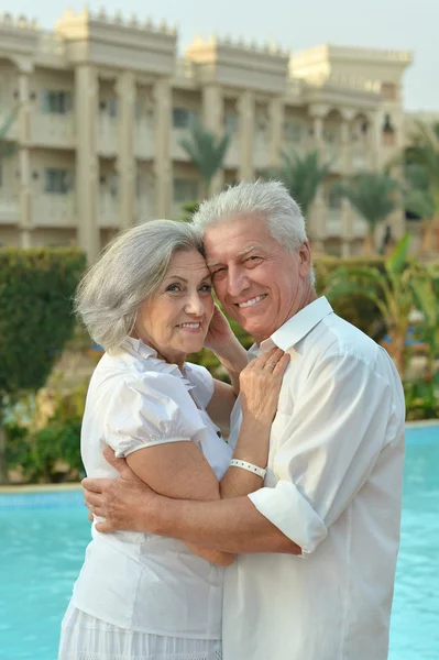 Seniorenpaar in der Nähe des Pools — Stockfoto