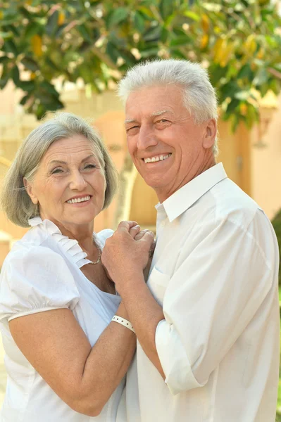 Äldre par nära hotel resort — Stockfoto